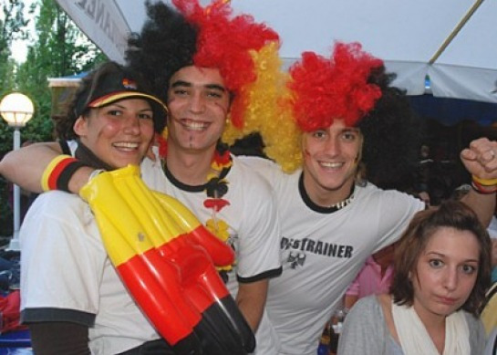 Fans während der EM 2008 auf der Leopoldstraße (Foto: muenchenblogger)