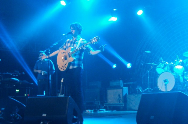 Munich Kwassa Kwassa Sänger Ezra Koenig unterhält das Münchner Publikum (Foto: muenchenblogger)