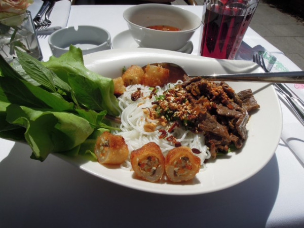 Glasnudeln, Rindfleisch und vietnamesische Frühlingsrollen im Nguyen (Foto: muenchenblogger)