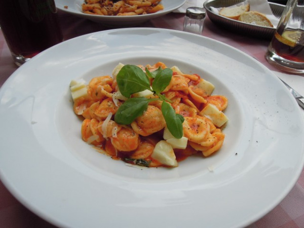 Herrlich: Pasta mit Auberginen und Mozzarella für sechs Euro (Foto: muenchenblogger)
