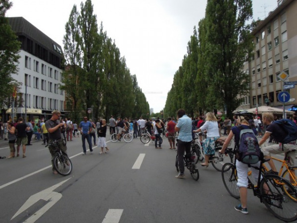 Schaulustige auf der abgesperrten Leopoldstraße (Foto: muenchenblogger)
