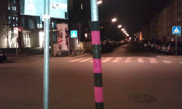 Strick und Bier Das Werk eines Strickers vor der Münchner Kunstakademie (Foto: muenchenblogger)