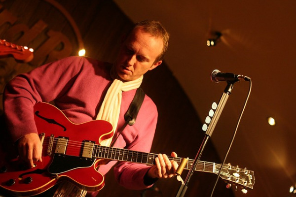 Steve Cradock mit seiner Gibson Les Paul ES335 (Foto: Martin Spenger)