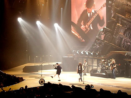 Selbstironisch: AC/DC in der Olympiahalle. (Foto: muenchenblogger)