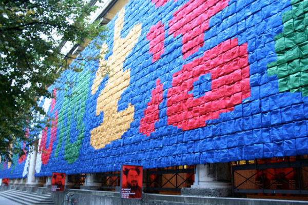9000 Rucksäcke am Haus der Kunst: Ein Werk von Ai Weiwei  (Foto: muenchenblogger)