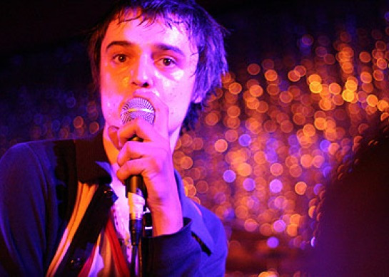 Vor dem Glitzervorhang: Pete Doherty 2006 in München (Foto: MünchenBlogger)