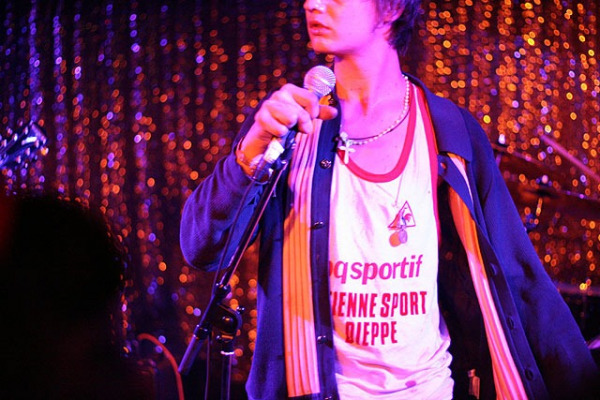 Ende 2014 muss das Atomic raus Pete Doherty bei einem Auftritt im Atomic Café (Foto: MünchenBlogger)