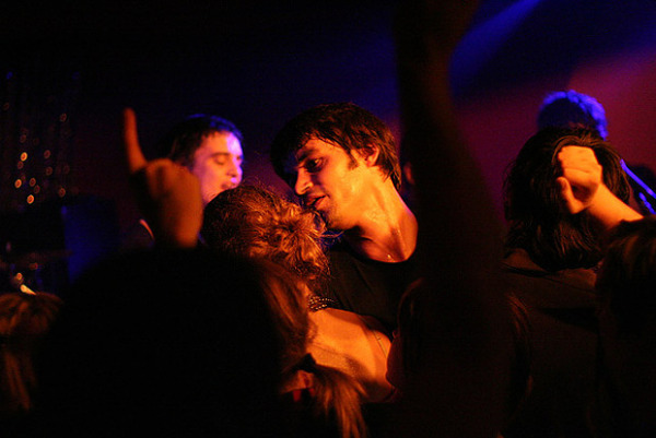 Reibach und Krach in der Heiligen Nacht Eine Szene aus dem Atomic Café (Foto: muenchenblogger)