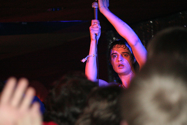 Bye-Bye, Atomic Café in der Neuturmstraße Pete Doherty im Atomic Café an der Neuturmstraße: Zu einem derartigen Auftritt wird es wohl nicht mehr kommen (Foto: Muenchenblogger, 2006)