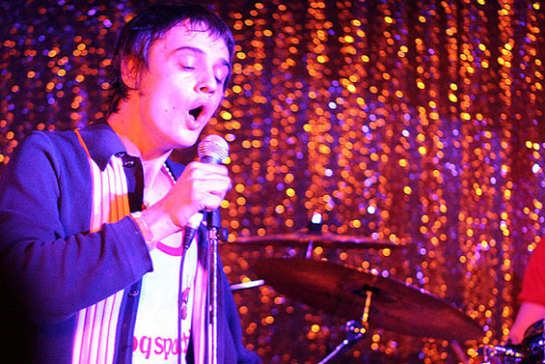 Pete Doherty kündigt ein Konzert an - mal wieder Pete Doherty im Atomic Café (Foto: Max Sterz)
