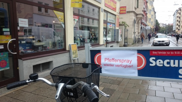 "Pfefferspray wieder verfügbar" (Foto: MünchenBlogger)