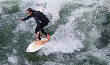 Welle getauscht - Welle gerettet Surfer zeigen im Eisbach ihr Können (Foto: muenchenblogger)