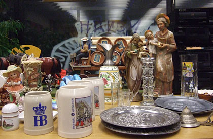 Kauf mich! Breites Angebot: Kitsch, Kunst, Krempel, Kleidung und anderer Kram... (Fotos: muenchenblogger)