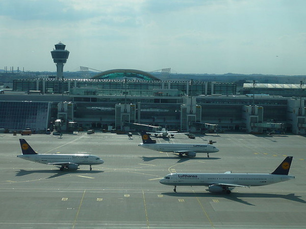 Flughafen München - Warten auf die Wolke (Foto: MJQH / Wikipedia)