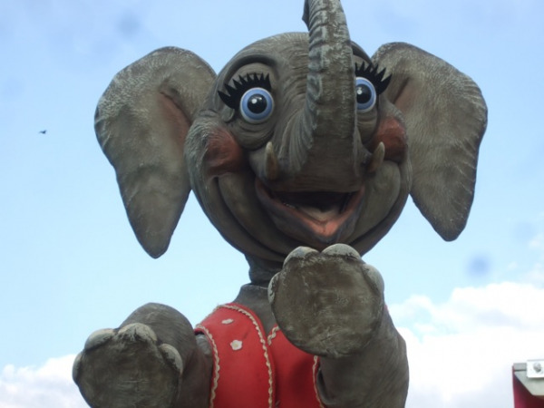 Irrer Elefant auf dem Frühlingsfest (Foto: muenchenblogger)