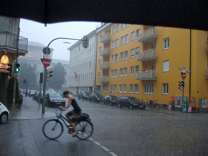 Nasser geht's nicht: Szene aus der Maxvorstadt (Foto: muenchenblogger)