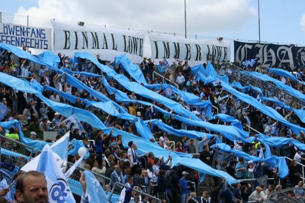 Giesing ist blau - zumindest bei der Aktion Aktion XXX-Tausend 2009 im Grünwalder Stadion (Foto: muenchenblogger)