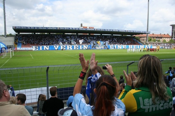Volles Haus im Grünwalder Stadion "Raus aus der Arena": Fans im Grünwalder Stadion (Foto: muenchenblogger)