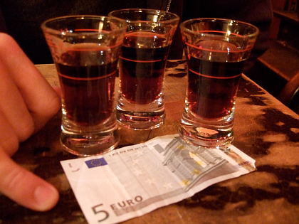 "Natürlich auch weiterhin..." Was auch kommen mag, eins bleibt: 3 Jägermeister - 5 Euro