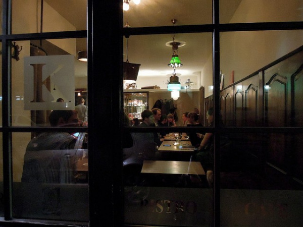 Blick von der Corneliusstraße in die Kirk Bar (Foto: muenchenblogger)