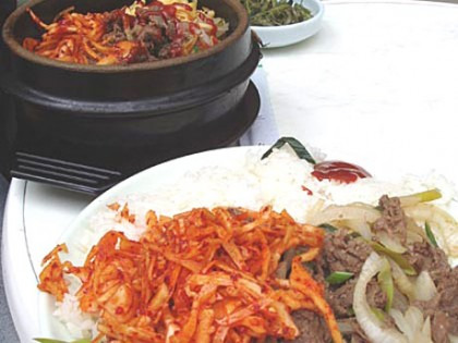 Exotischer als jedes Mensagericht Bulgogie (vorne) und BiBimBap (hinten) (Foto: muenchenblogger)