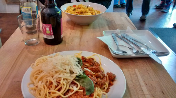 Regionales in der Lekkerei Spaghetti Bolognese oder Paellla? Die Lekkerei (Foto: MünchenBlogger)