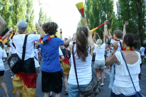 Vor Freude hüpfen: Szene auf der Leopoldstraße (Foto: muenchenblogger)