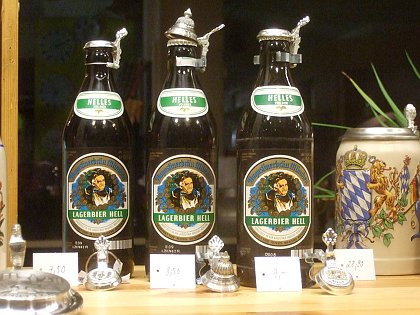 Ois werd deira! Hier posieren drei Flaschen mit der neuen Noagerl-Schützer-Kollektion aus dem Hause Suckfüll. (Foto: muenchenblogger).