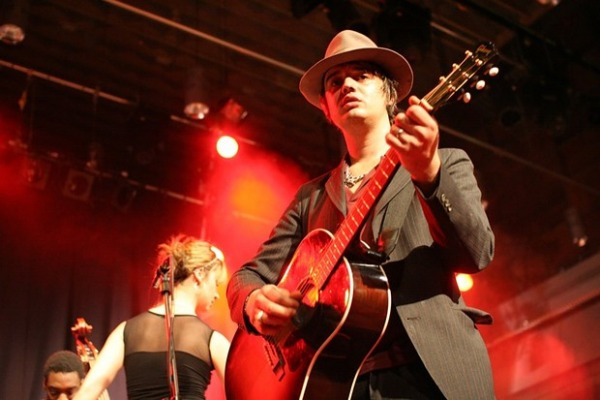 Peter Doherty und Die Sterne Doherty bei einem Auftritt 2009 beim on3-Festival (Foto: muenchenblogger)