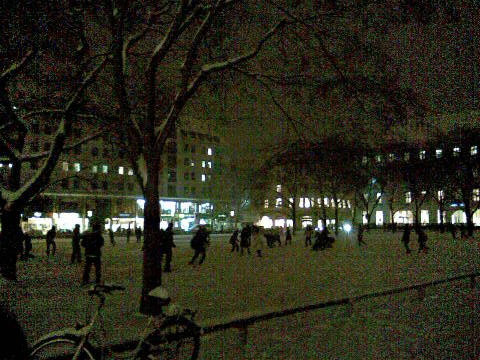 Keine Spuren im Schnee Eher klein, als fein: Die Schneeballschlacht am Donnerstagabend (Foto: muenchenblogger)