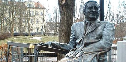 Eine Statue für den Stenz: Monaco Franze an der Münchner Freiheit (Foto: muenchenblogger)