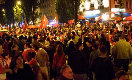 Türkische Fans auf der Leopoldstraße