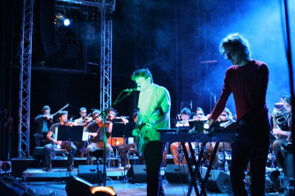 Markus Acher singt, Martin Gretschmann schrammelt. (Foto: muenchenblogger)