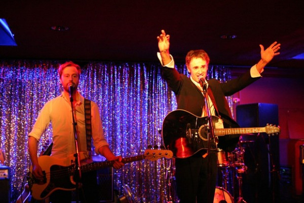 Vibrationen vor dem Glitzervorhang