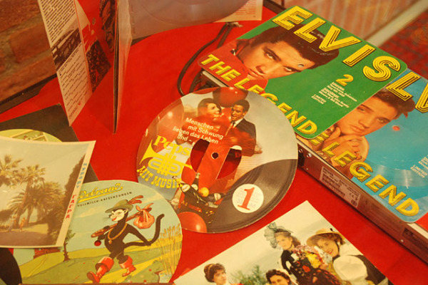 Vinyl Culture: Alles über die Schallplatte Nicht nur Elvis: Die Ausstellung Viny Culture geht dem Mythos Schallplatte nach (Foto: Lisa Sonnabend)
