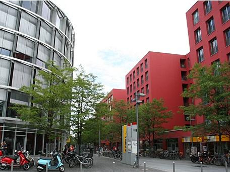 Nicht auch noch das Westend?! Der Messeplatz mit seinen Glasfassaden, Büros und Shoppingmöglichkeiten gibt dem Westend ein neues Gesicht. (Foto: Lisa Sonnabend)