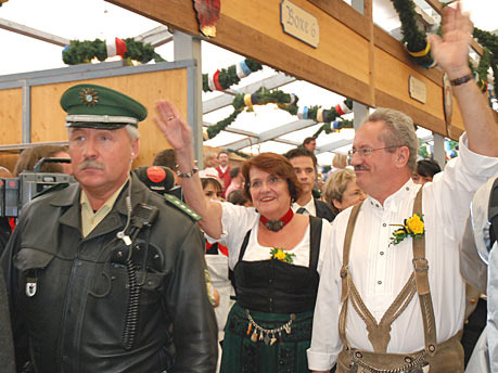 O'zapft as usual! Christian Ude und seine Frau Edith, die brav im Dirndl erschien (Fotos: muenchenblogger)